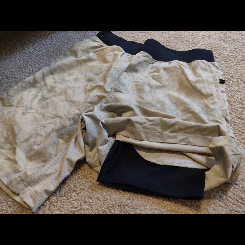 Fabletics 9" Lined Franchise Shorts Solar Fade Medium - Picture 2 of 4